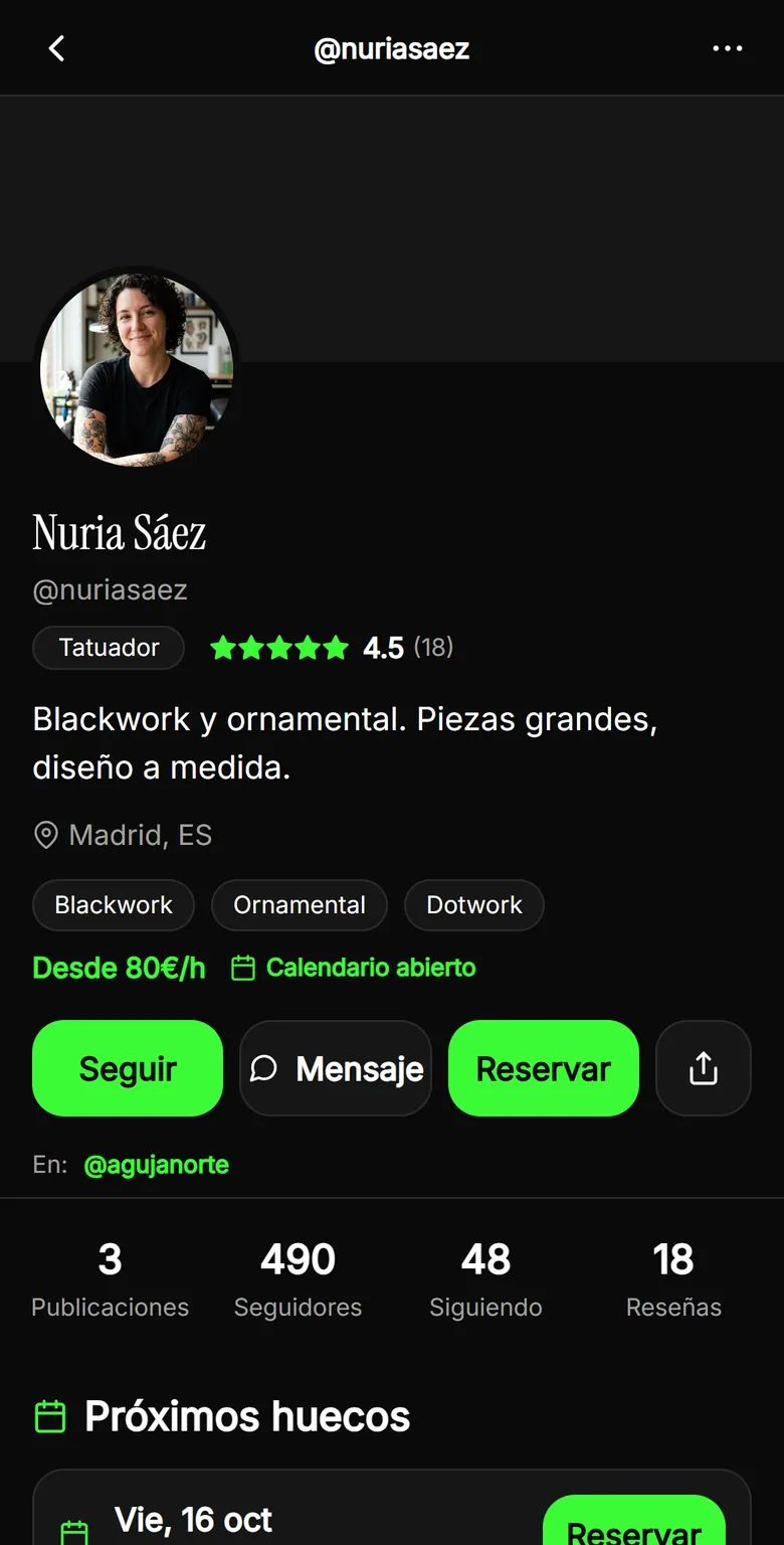 Perfil de una tatuadora en TatuARTE: valoración, estilos, precio por hora, botones de seguir, mensaje y reservar, y próximos huecos